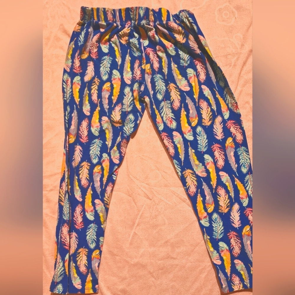Leggings that go to your calf multicolor feathers size small